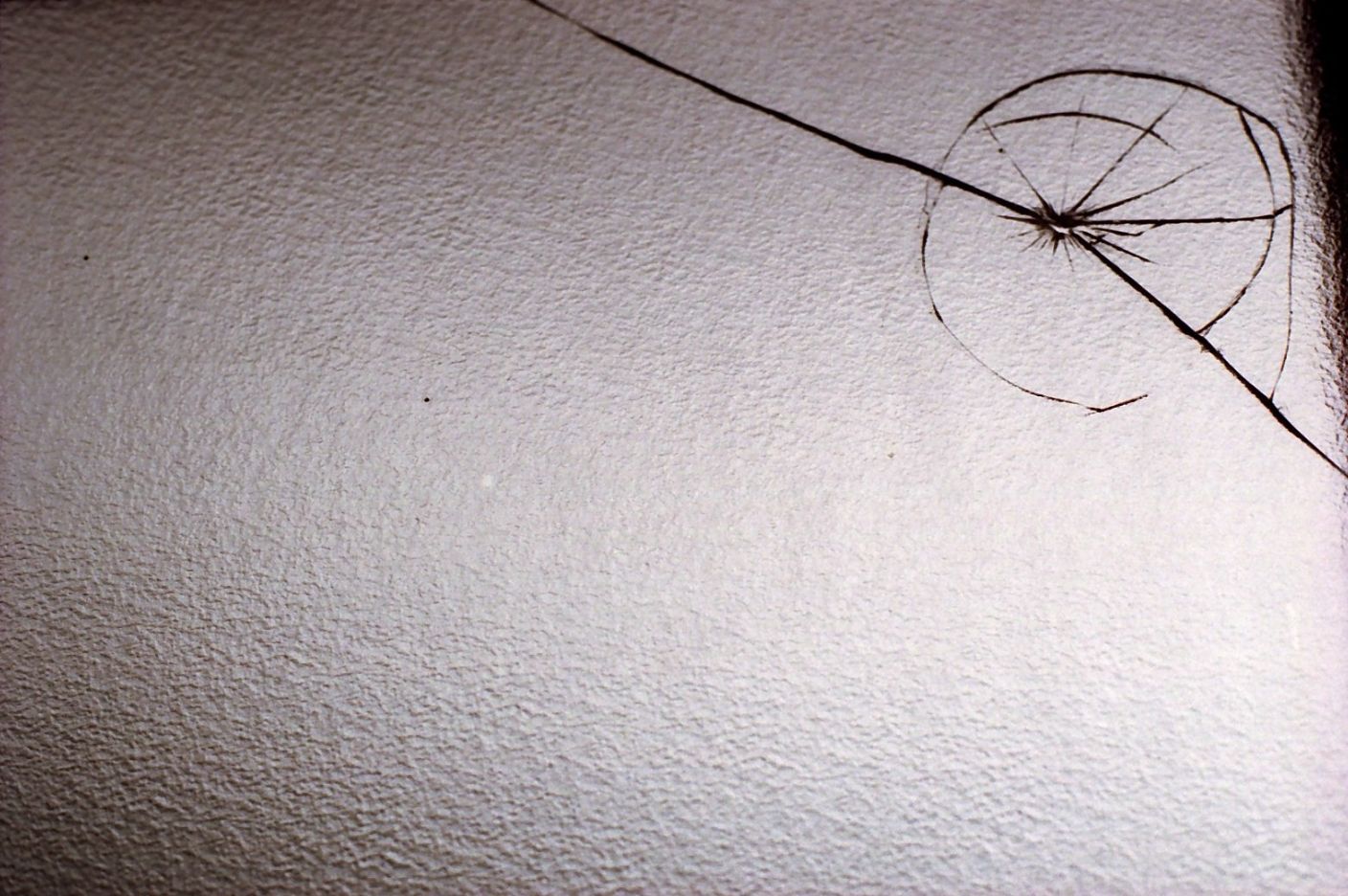 窓ガラスが熱割れするメカニズムとは 見分け方と要因について解説 ガラスお助け本舗