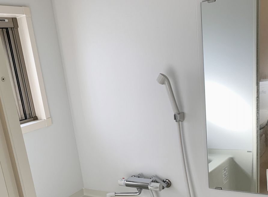 浴室の鏡を交換する2つの方法！DIYと業者の費用相場を詳しく解説 ガラスお助け本舗