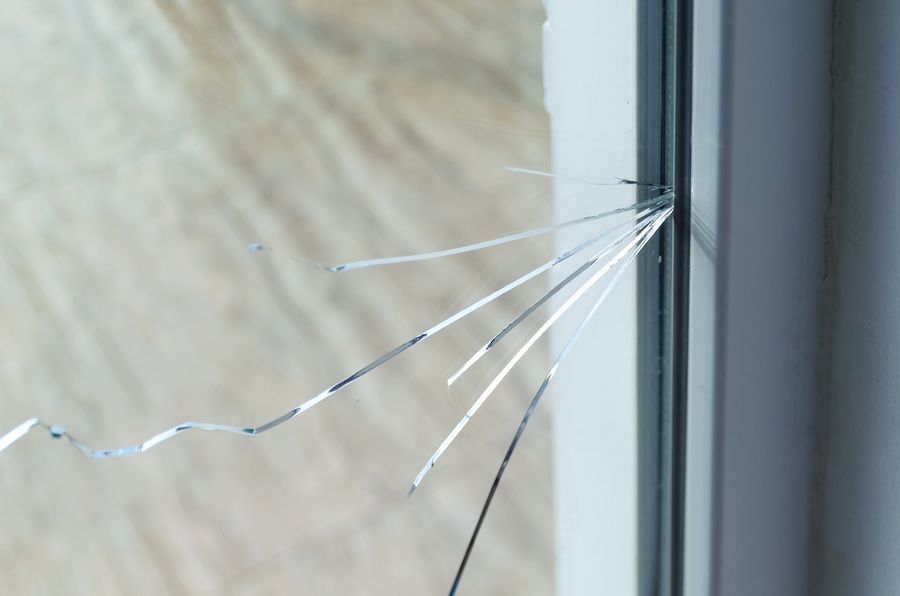 窓ガラスのヒビを隠す6つの方法！ひび割れの補修をDIYで応急処置  ガラスお助け本舗