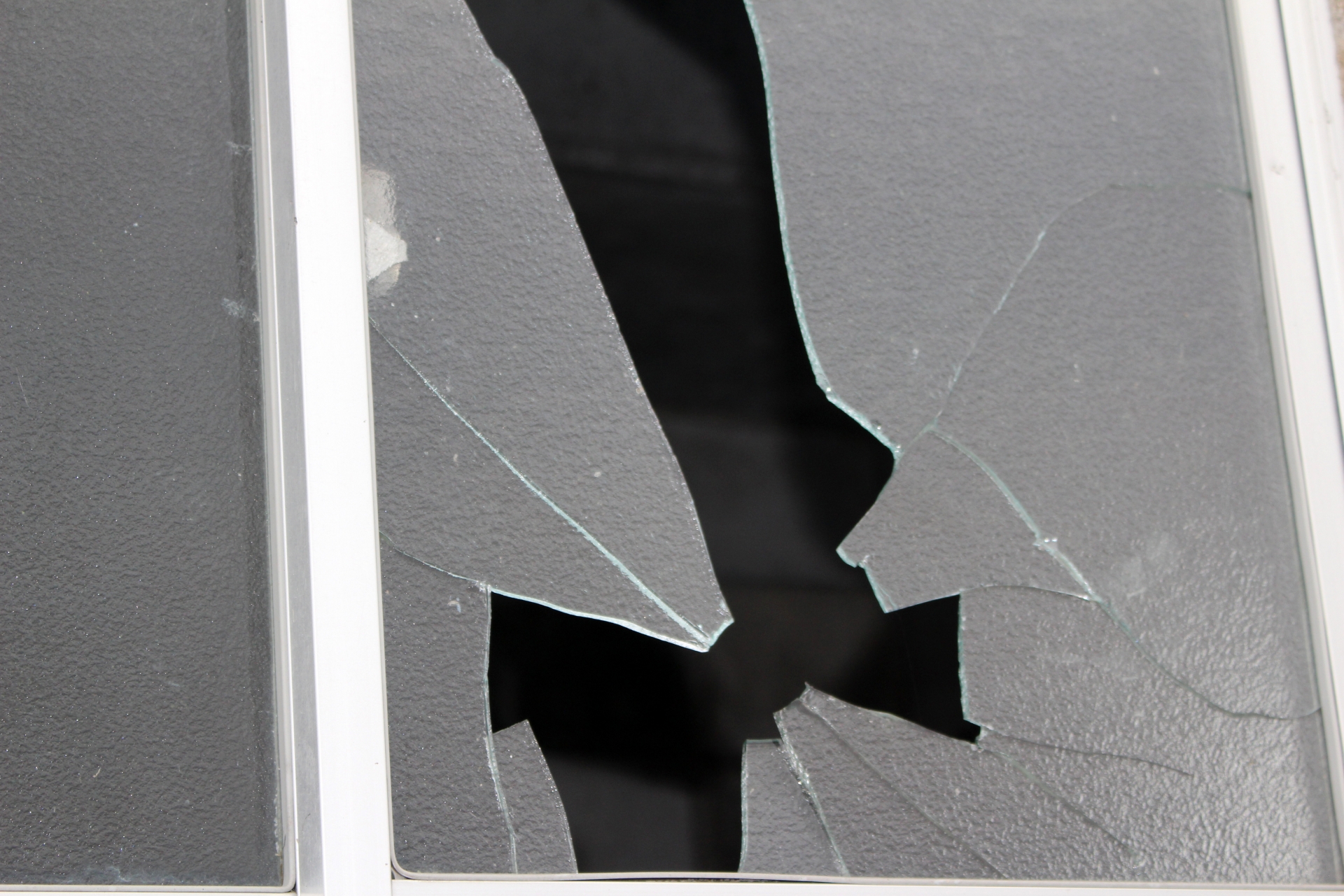 窓ガラスが割れる主な原因 
