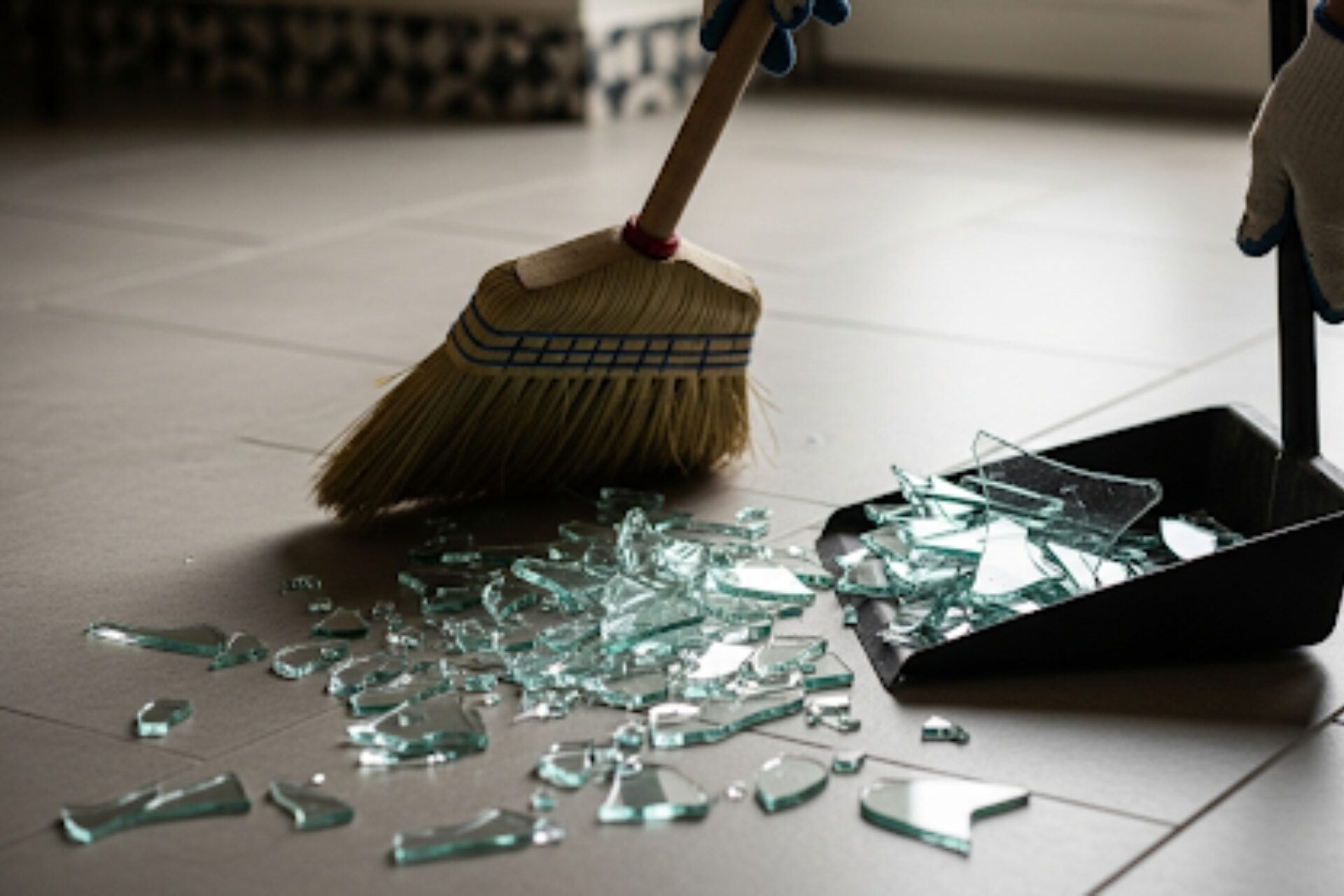 箒とガラス