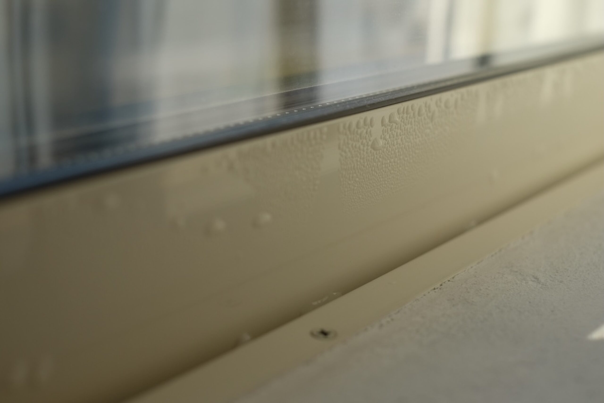 結露するガラスとサッシ