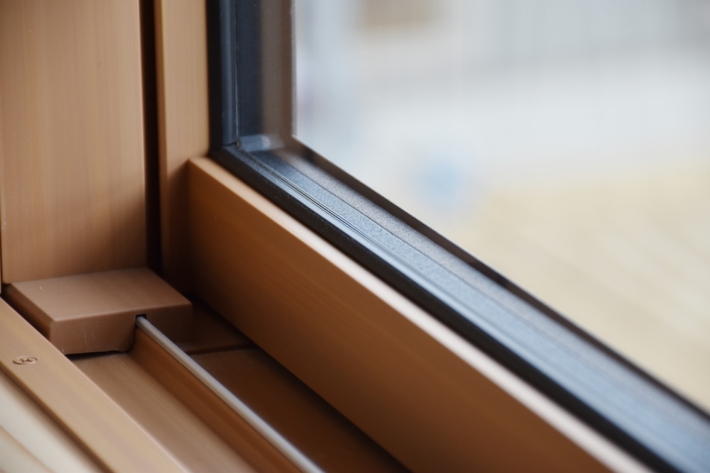 窓のサッシ