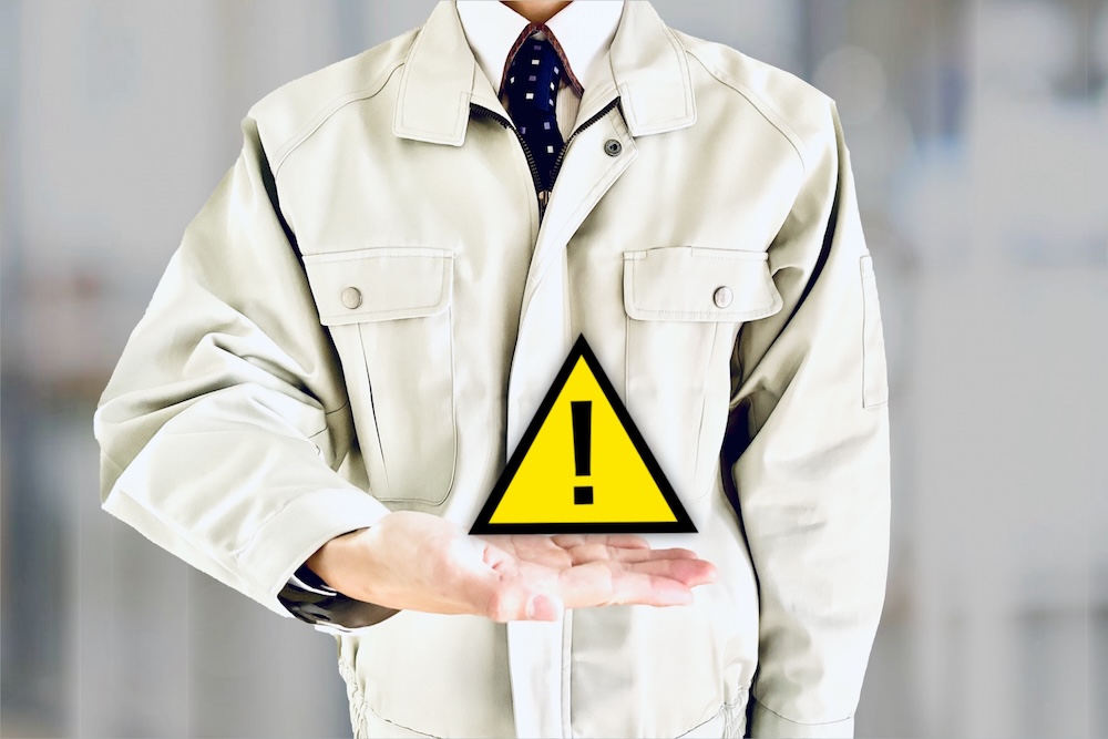 注意マークを持つ男性