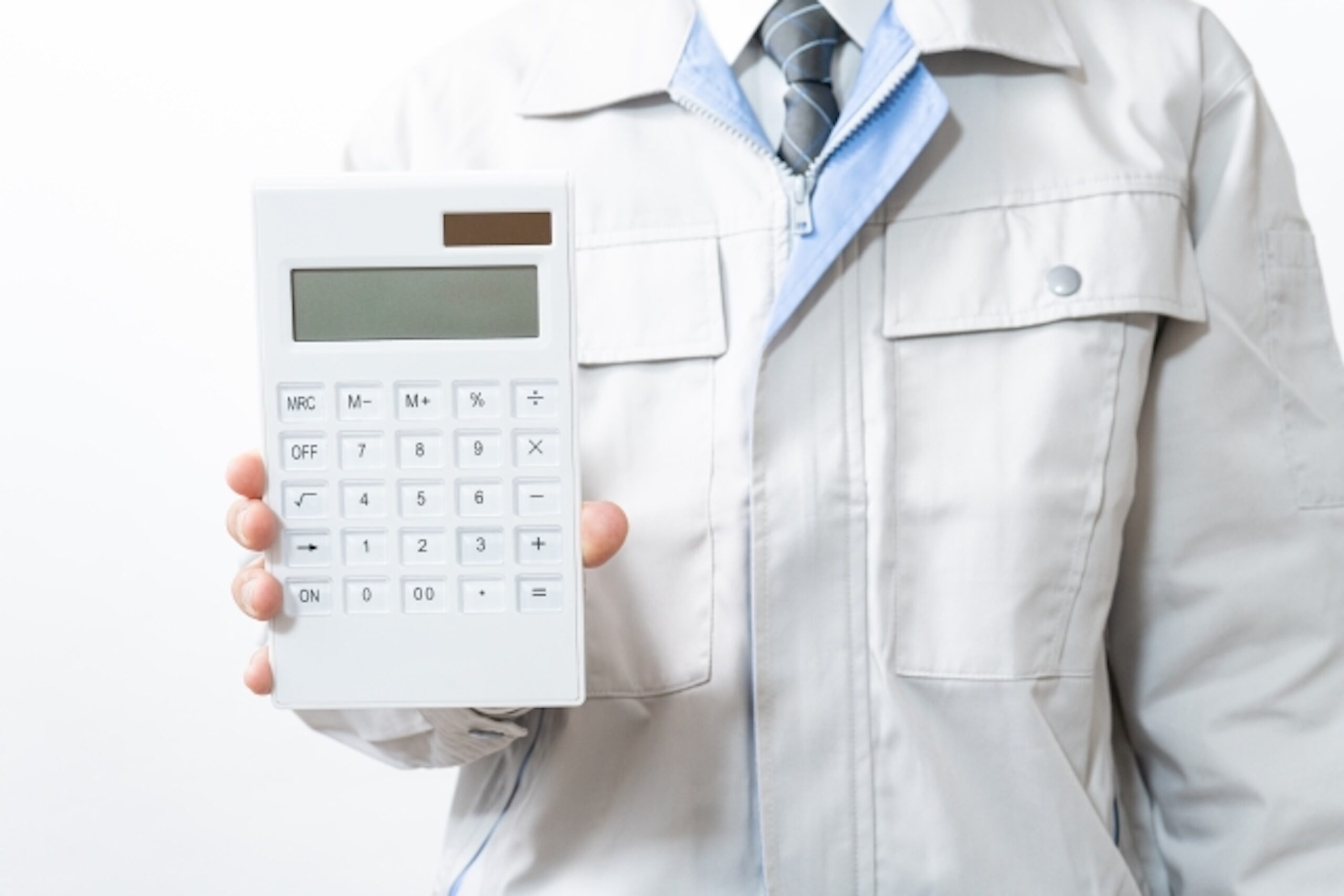 電卓を持つガラス業者