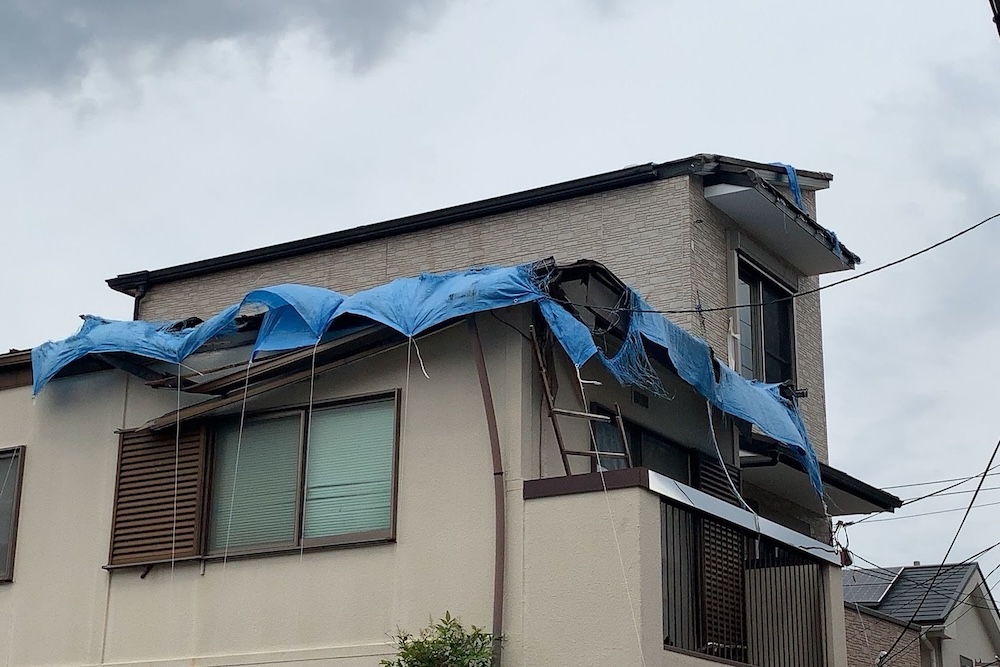 自然災害で壊れた家