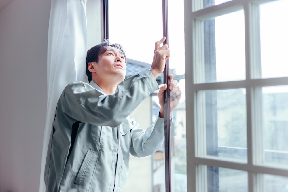 調査するガラス業者