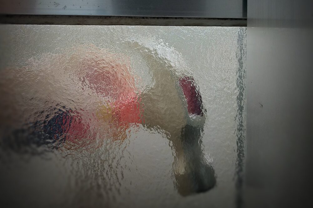 ガラス越しのハンマー