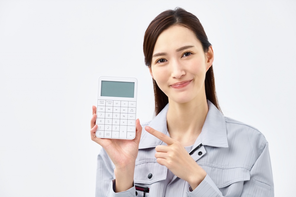 電卓を持つ女性