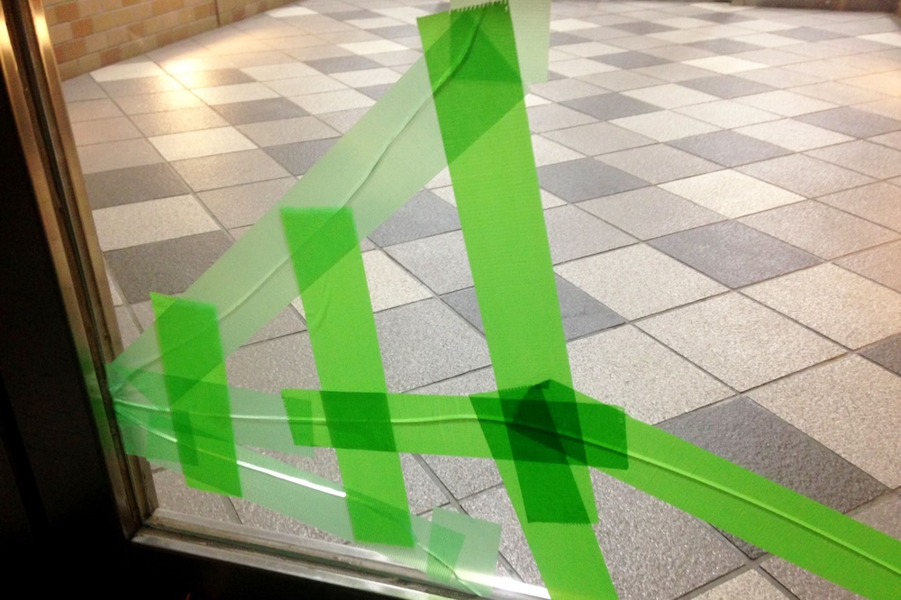 ひびの部分に養生テープを貼る