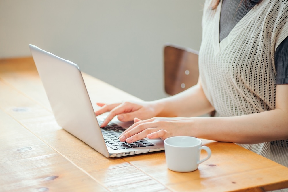 パソコンで調べる様子