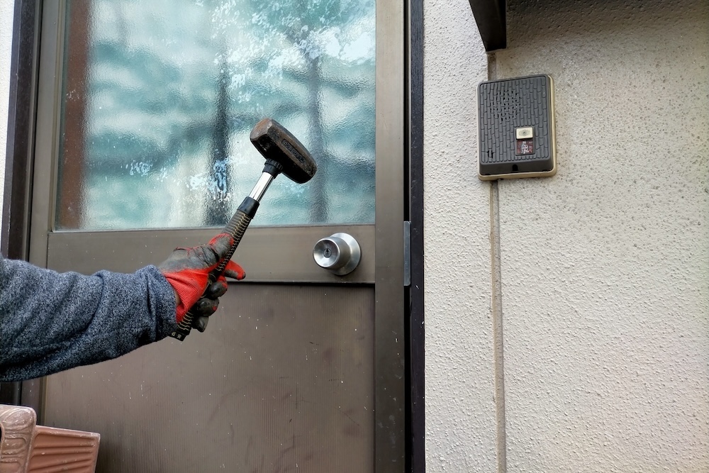 ドアをトンカチで割る様子