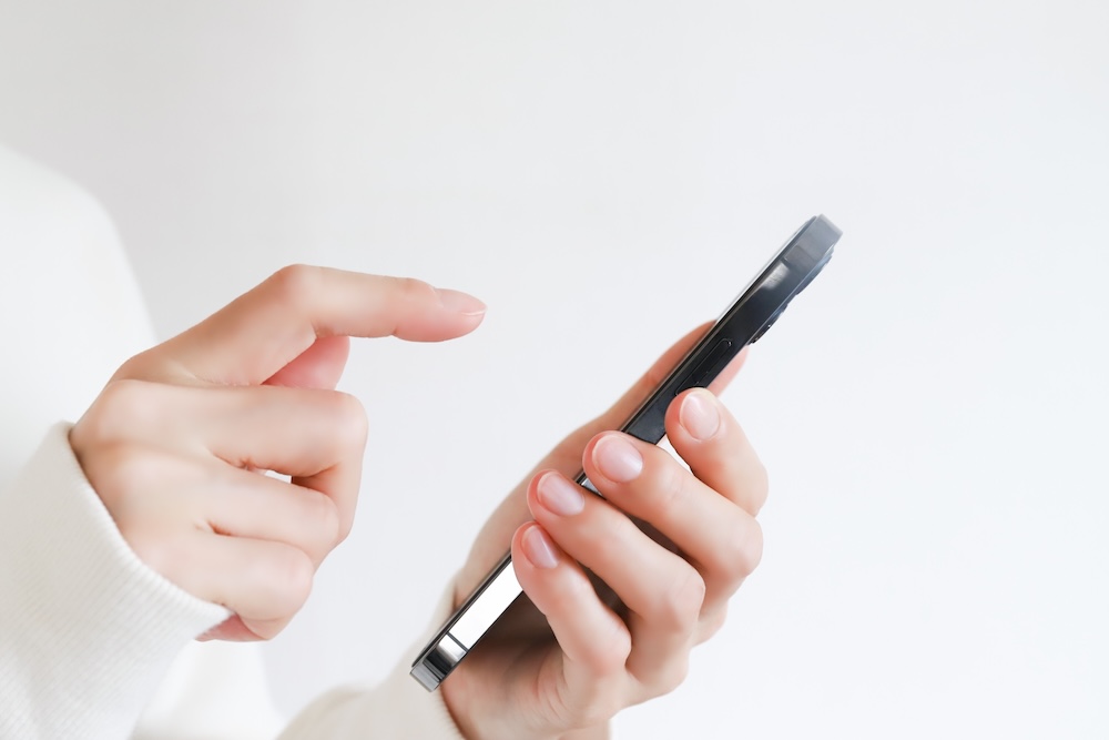 スマホ操作する様子