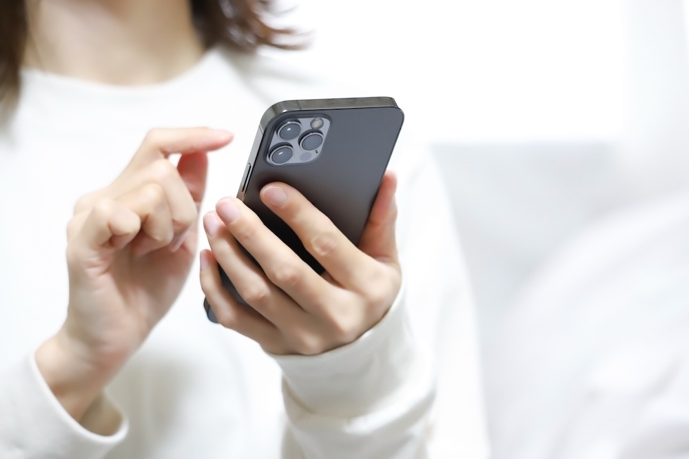 スマホを操作する様子