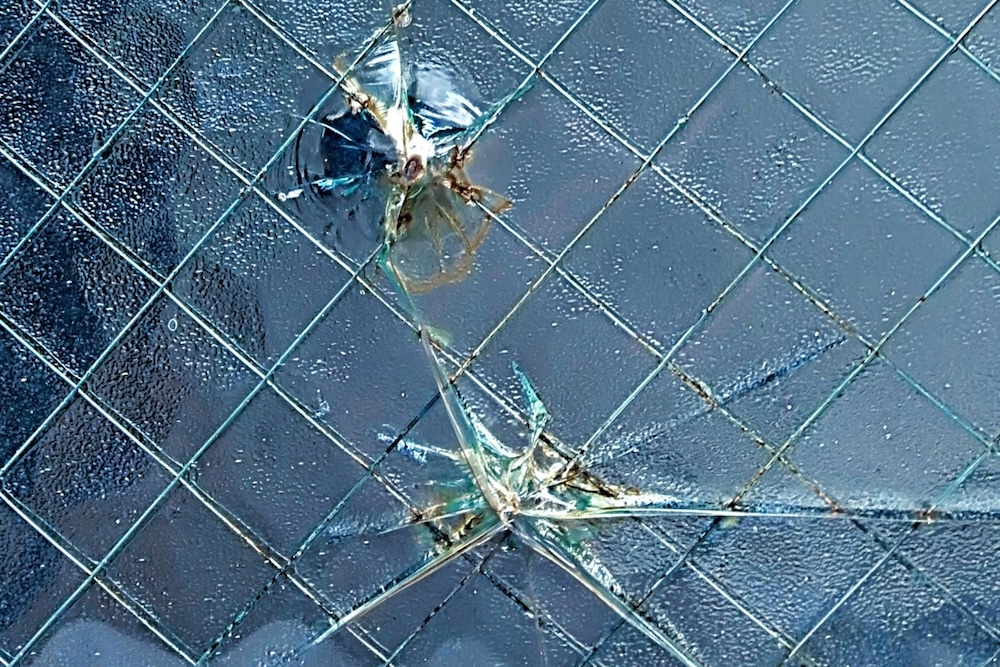 ヒビが入ったガラス