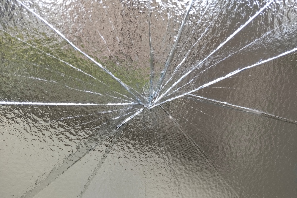 ヒビが入ったガラス
