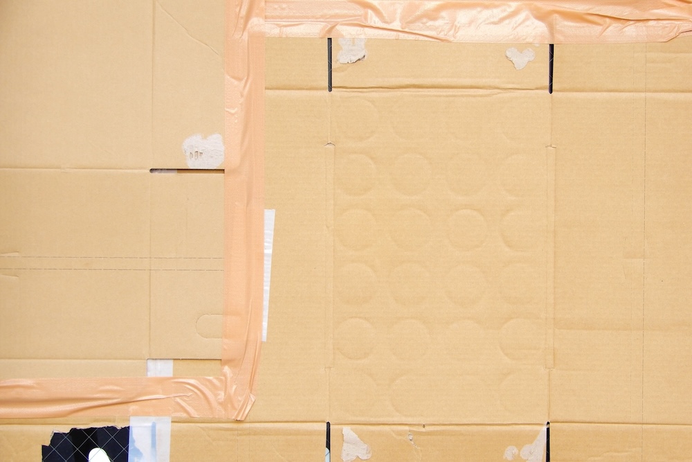 穴が開いている場合は段ボールでふさぐ