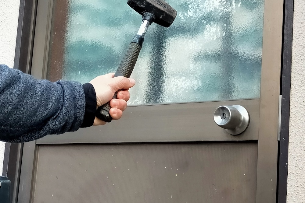 ガラスを割る侵入者