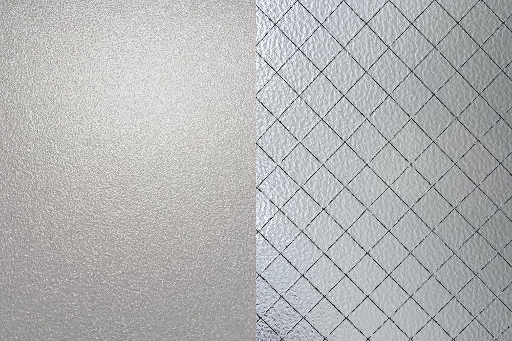 左：型板ガラス、右：網入りガラス