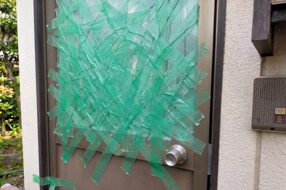 ひびの部分に養生テープを貼る 