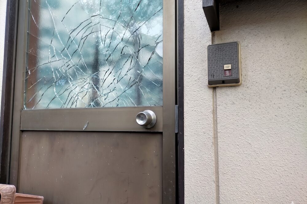 ひびが入ったガラス