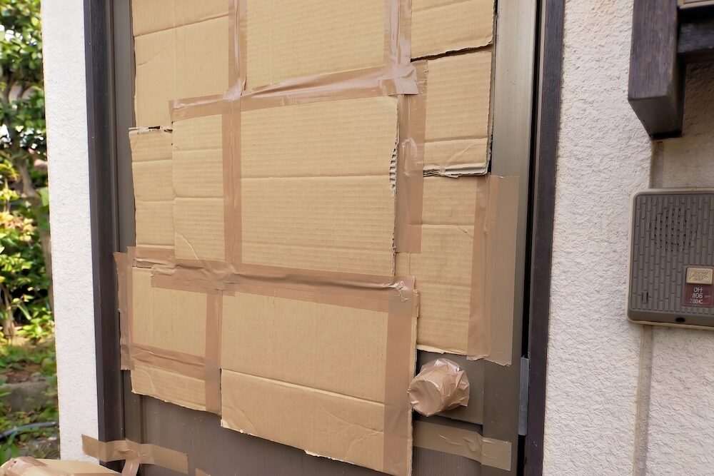 穴が開いている場合はダンボールでふさぐ 