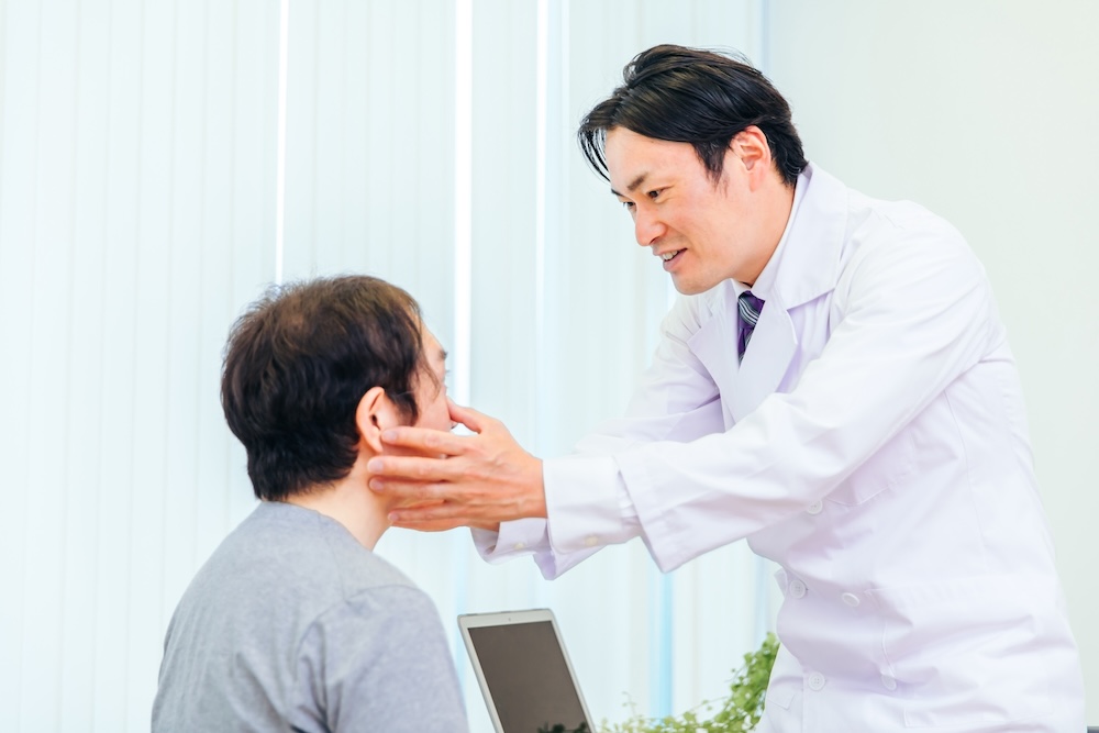 診察する眼科医