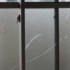 熱割れした網入りガラス