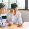 後悔する夫婦