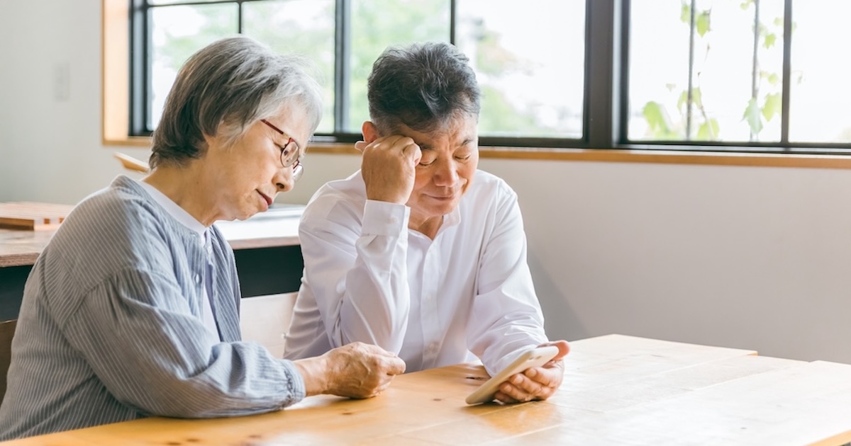 後悔する夫婦